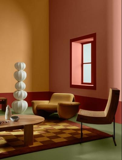 imagem que remete o conforto de uma sala com mesa decorada, sofá e parede exibindo a cor da suvinil conforto.