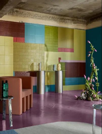 imagem que remete o conforto de uma sala com mesa decorada, sofá e parede exibindo a cor da suvinil conforto.