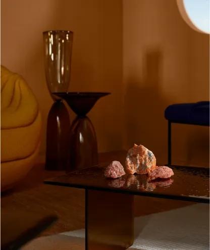 Ambiente da sala, em tons do solo, com destaque para a mesa de centro | Ao fundo, Parede na Cor Calcita Alaranjada Suvinil