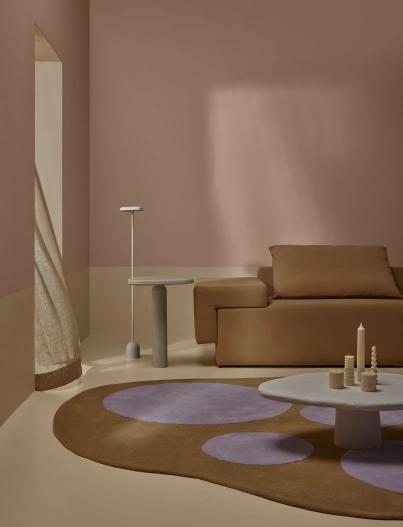 imagem que remete o conforto de uma sala com mesa decorada, sofá e parede exibindo a cor da suvinil conforto.