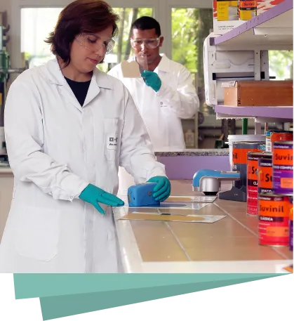 moca produtos Colaboradores da Suvinil realizando procedimentos de testes dos produtos no laboratório.