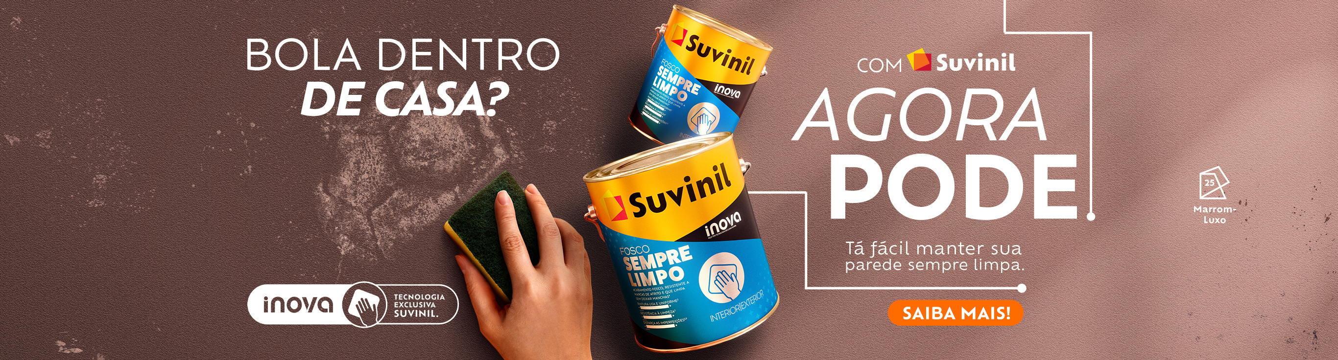 Sujeira de bola de futebol sendo removida facilmente de parede pintada com Suvinil Fosco Sempre Limpo